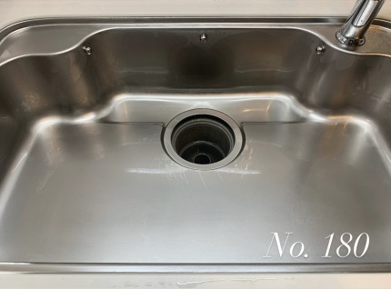工程3｜180番。研磨材を替え、傷の目立ち方を見ながら磨き進めます。