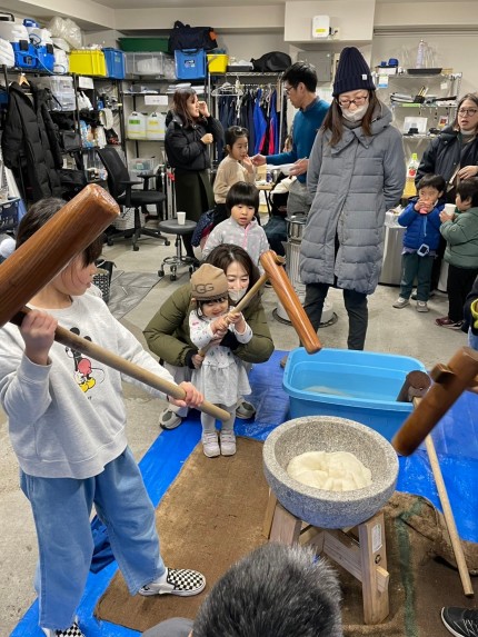 小さなお子さんも一緒に楽しんだ餅つき