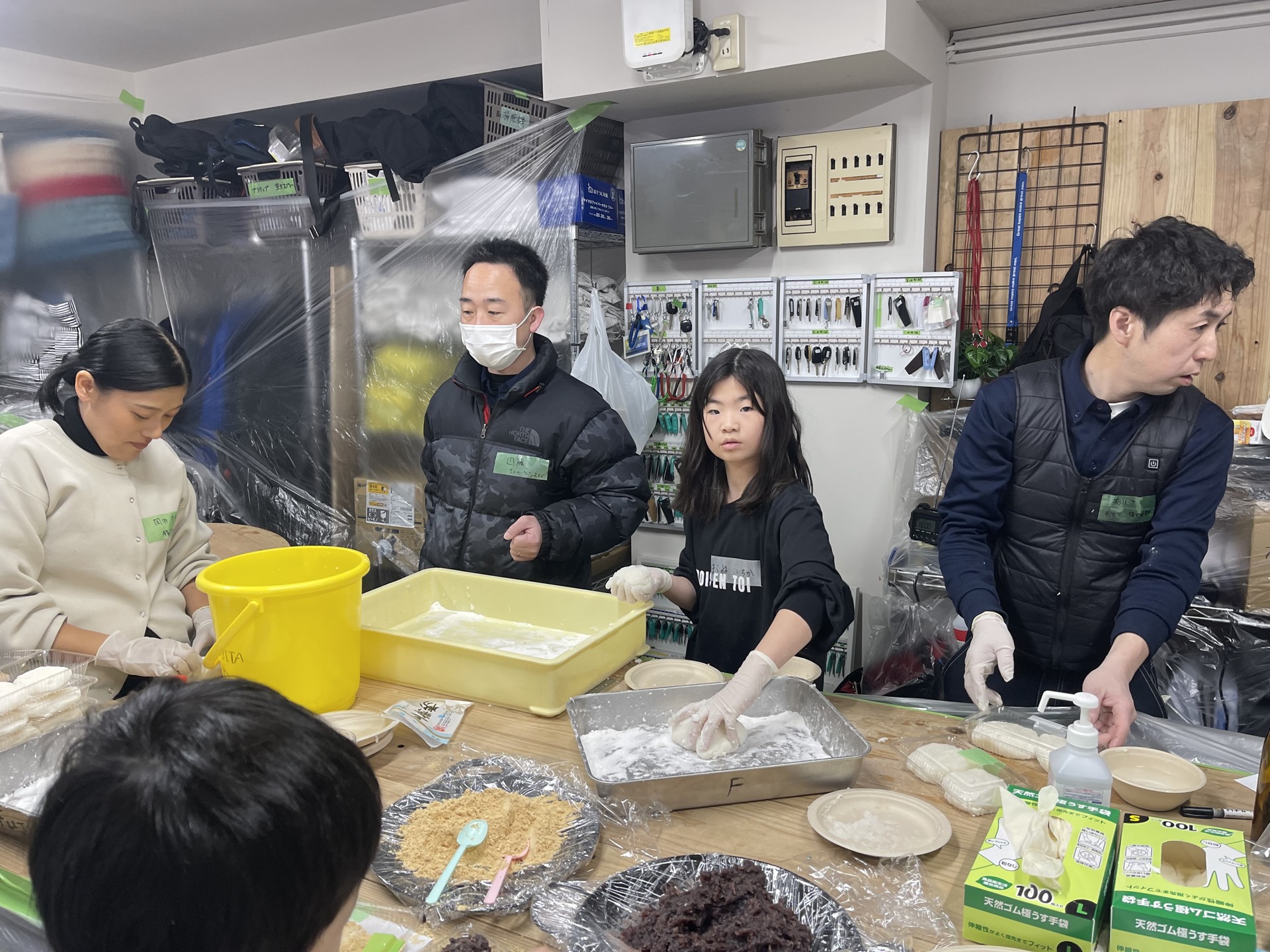 お餅作りを囲んで、地域の皆様と交流。