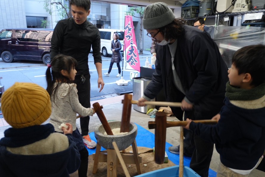 親子で一緒に餅つきに挑戦