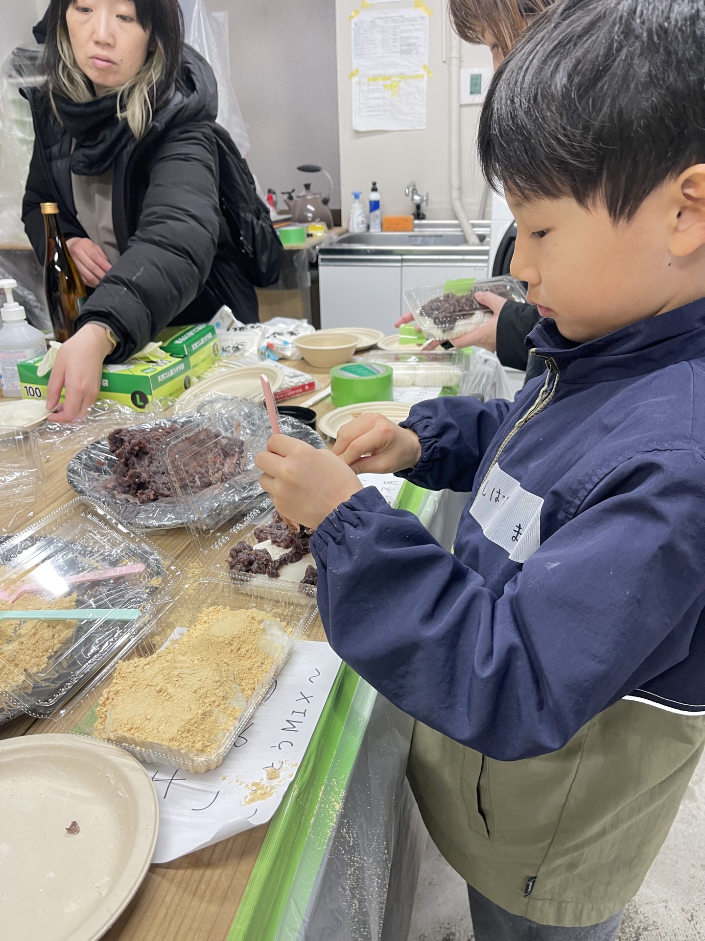 ついたお餅を、自分の手で丸める体験。