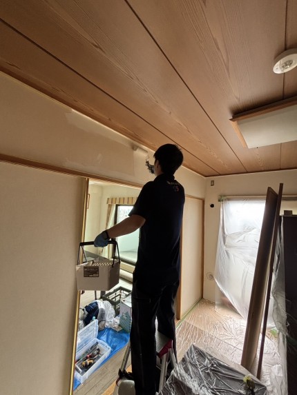 ⑥ 和室の施工中。高い位置の壁面も作業を進める