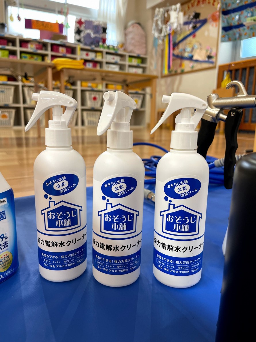 机や椅子、棚などの下処理に使用した清掃用品
