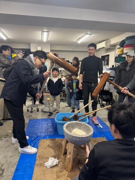 初めての方も楽しんだ餅つき体験