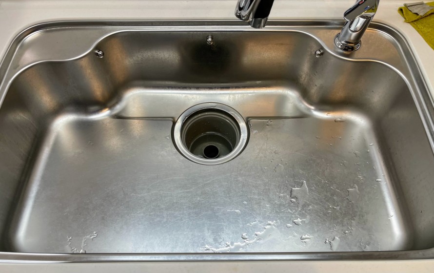 工程1｜施工前。底面の傷やくすみ、側面の水垢が気になる状態です。