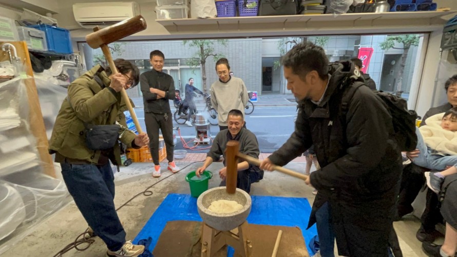 大人の皆様も力を込めて餅つき