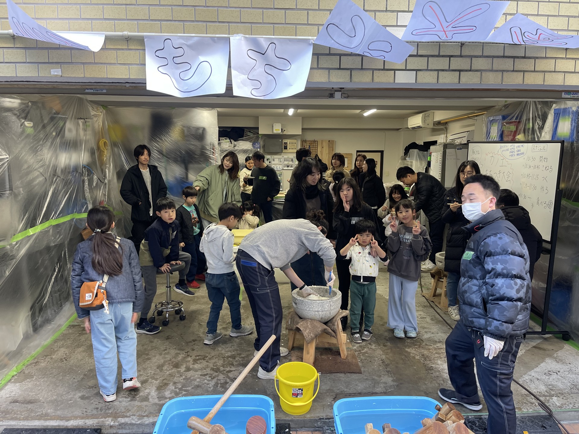 午前の餅つき。大人も子どもも臼を囲みます。