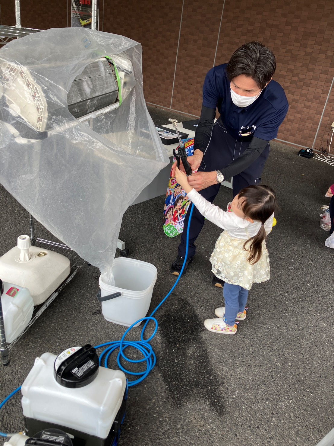 お子様もスタッフと一緒にエアコンクリーニングに挑戦