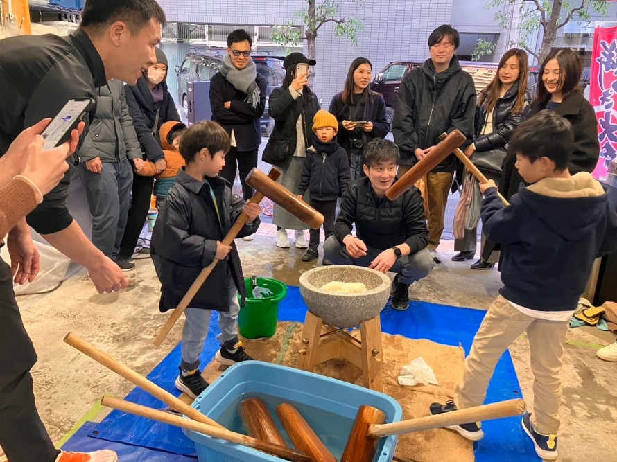 子どもたちも一生懸命に挑戦した餅つき
