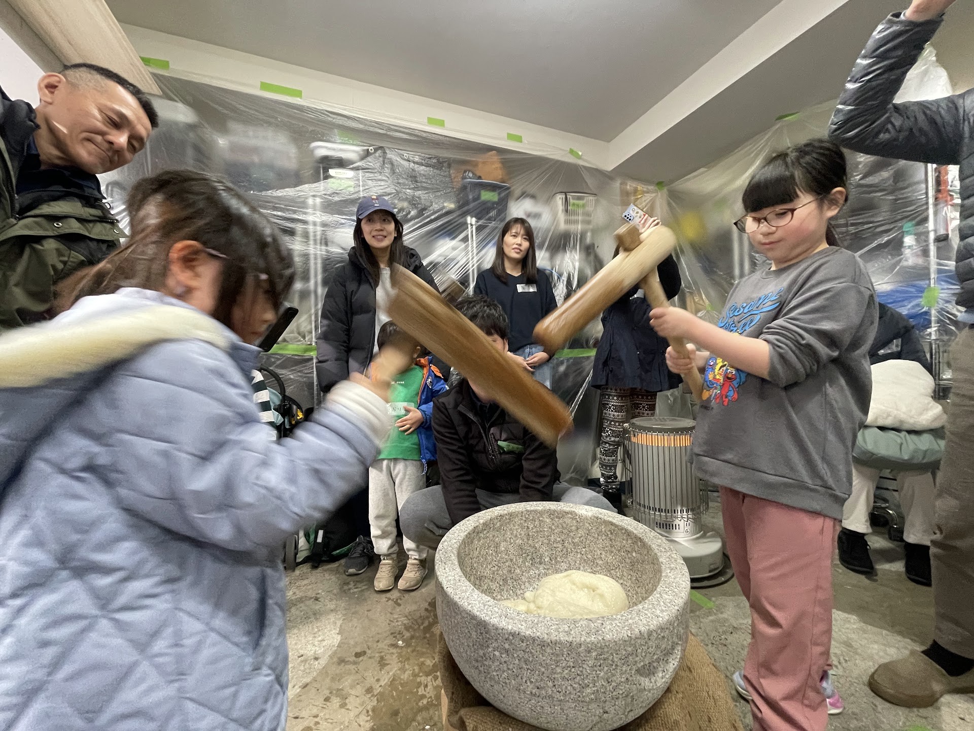 子どもたちも、杵を持って餅つきに挑戦。