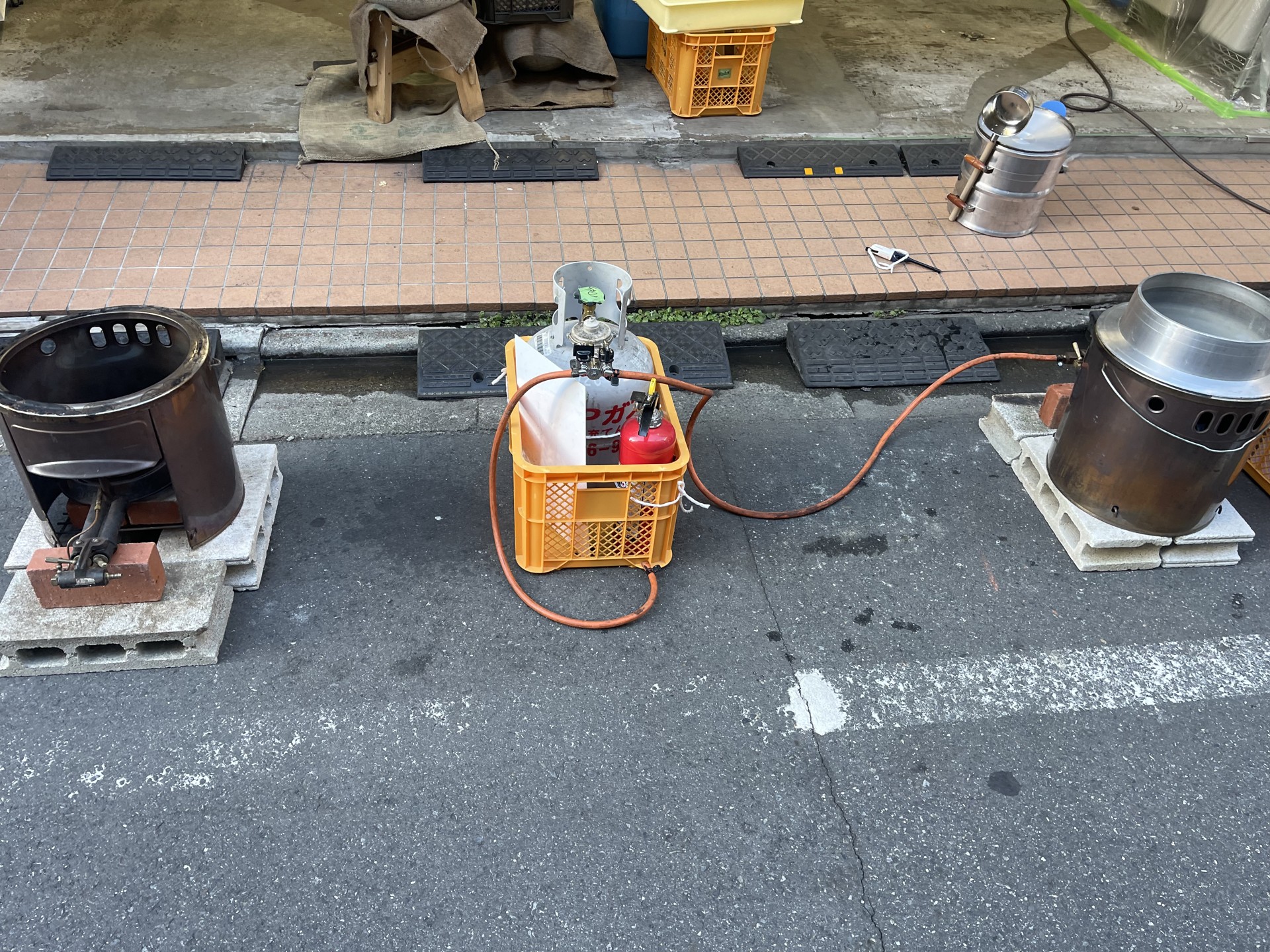 今年は釜を2つに増やして、餅つきの準備。