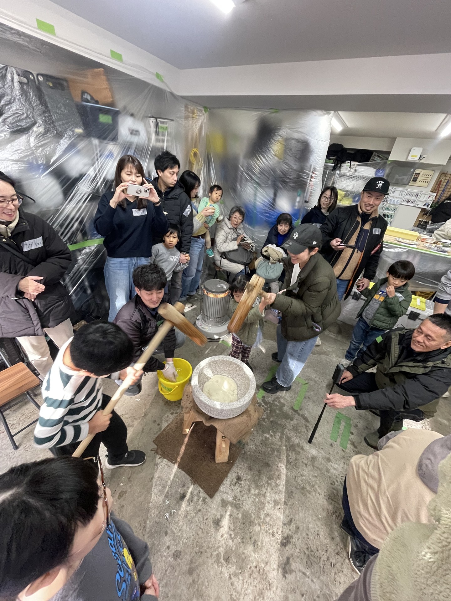 臼も2つ。会場に餅つきの輪が広がりました。