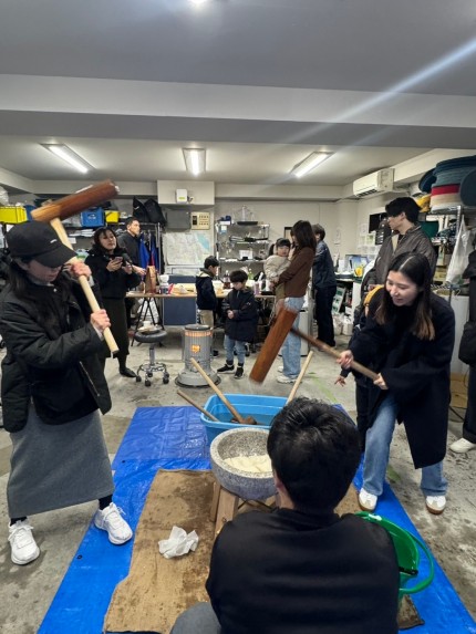 お母さんたちも餅つきに挑戦