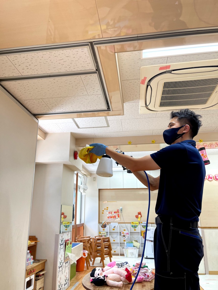 専用の機材を使い、壁や天井を中心にコーティングを施工